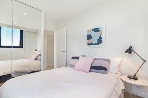 Experience Platinum Hotel Apartments Мелбърн Екстериор снимка