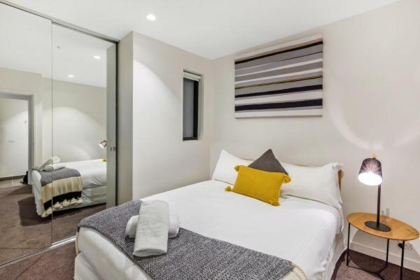 Experience Platinum Hotel Apartments Мелбърн Екстериор снимка